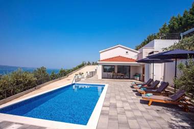 Villa Dream with private pool 2 bedrooms with en-suite bathrooms sea view