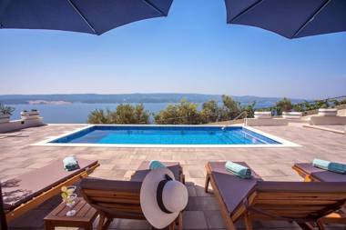 Villa Dream with private pool 2 bedrooms with en-suite bathrooms sea view