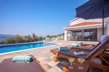 Villa Dream with private pool 2 bedrooms with en-suite bathrooms sea view