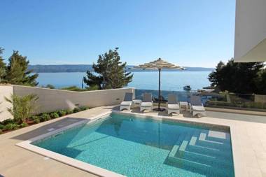 Luxury seafront Villa Petra with heated pool only 50m from beach