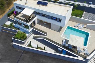 Luxury seafront Villa Petra with heated pool only 50m from beach