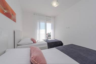 Dario 1. modern & luxury ap. with a pool