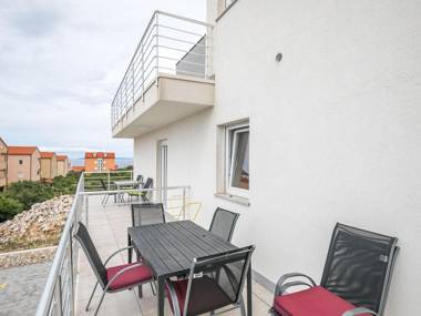Comfortable Apartment in Novalja near Zr e Beach