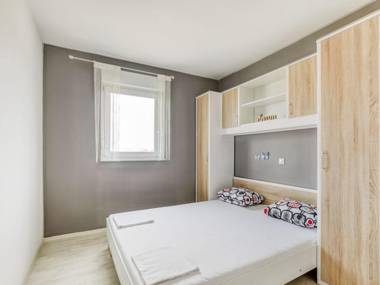 Comfortable Apartment in Novalja near Zr e Beach