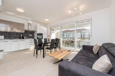 Sara luxury apartment with a pool