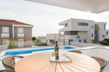 Sara luxury apartment with a pool