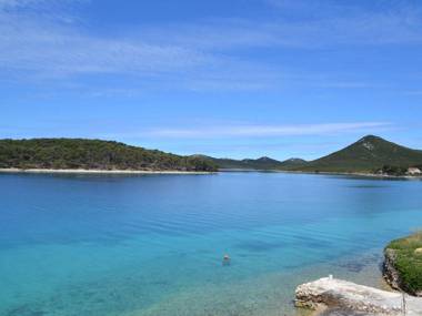 Spacious Sea-Front Apartment in Molat with Sea View