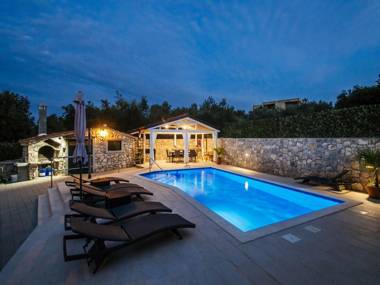 Beautiful holiday Home in Mali Iž with Private Pool