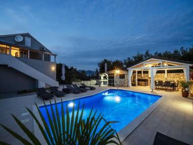 Beautiful holiday Home in Mali Iž with Private Pool