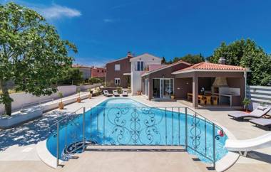 Five bedroom villa Emily with pool in Medulin