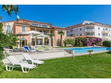 Apartment with roof terrace and shared pool in Medulin for 4 people seafront