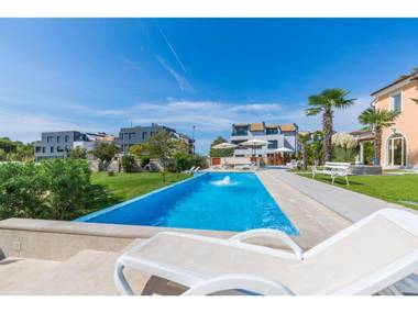 Apartment with roof terrace and shared pool in Medulin for 4 people seafront