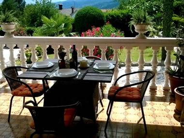 Spacious apartment with terrace and outdoor kitchen surrounded by a garden!