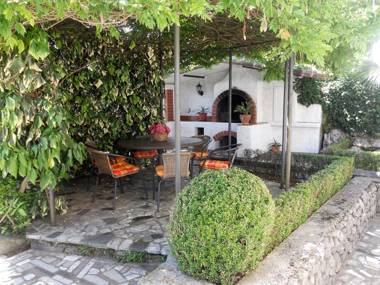 Spacious apartment with terrace and outdoor kitchen surrounded by a garden!