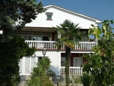 Spacious apartment with terrace and outdoor kitchen surrounded by a garden!