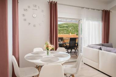 Apartments Lux 2 - heated pool