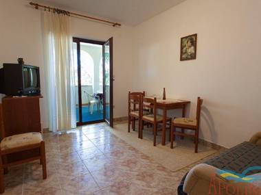 Spacious apartment with terrace and garden  grill for use !