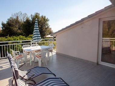 Adorable house apartment with roofed terrace  !