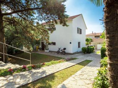 Spacious Holiday Home near the Sea