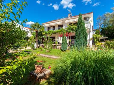 Spacious Holiday Home near the Sea