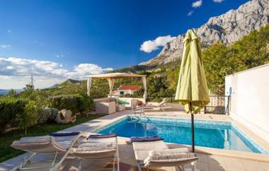 Villa Makarska Petite - A Delightful 2 Bedroom Villa Gym Sauna - Jacuzzi