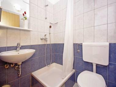 Cozy 1 Bedroom Apartment in Makarska