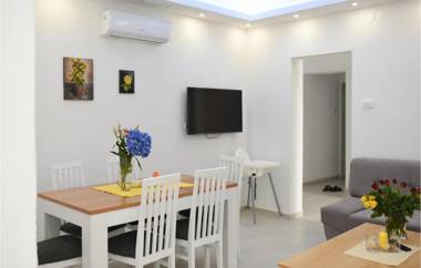 Nice apartment in Makarska with WiFi and 3 Bedrooms