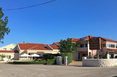 Family friendly apartments with a swimming pool Lozovac Krka - 18961