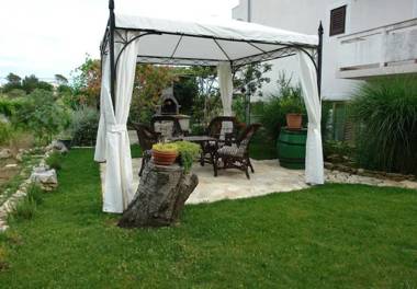 Apartments and rooms Frane - with garden