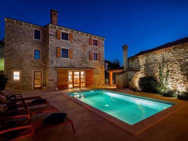 Beautiful villa consisting of two houses with private pool near Pula and beach