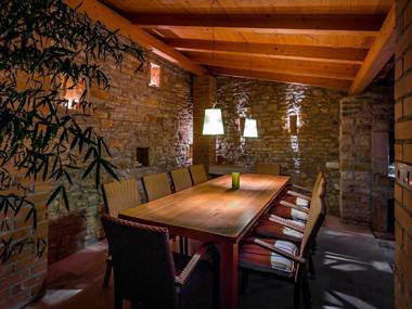 Beautiful villa consisting of two houses with private pool near Pula and beach