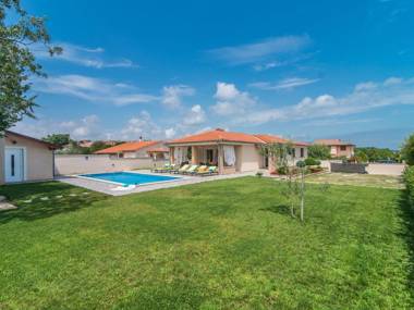 Stylish Villa in Ližnjan with Swimming Pool