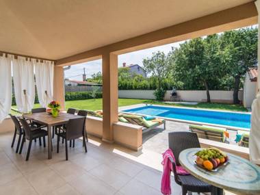 Stylish Villa in Ližnjan with Swimming Pool