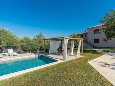 Newly renovated holiday home with pool and fenced yard for 4-6 people