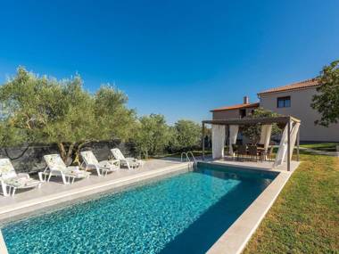 Newly renovated holiday home with pool and fenced yard for 4-6 people