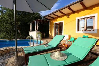 Holiday Home Deborah with Private Pool