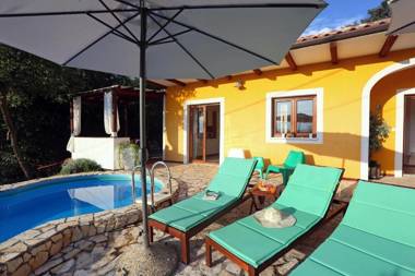 Holiday Home Deborah with Private Pool