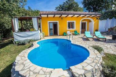 Holiday Home Deborah with Private Pool
