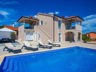 Beautiful newly built holiday house with two separate units with private pool