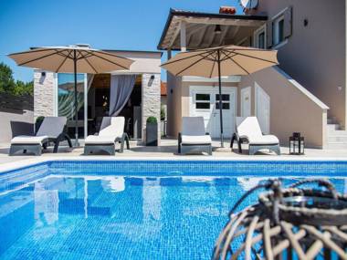 Beautiful newly built holiday house with two separate units with private pool