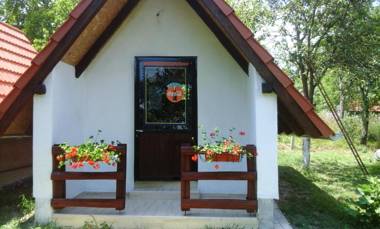 One bedroom bungalow with enclosed garden and wifi at Kutina 1 km away from the beach
