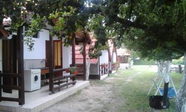 One bedroom bungalow with enclosed garden and wifi at Kutina 1 km away from the beach