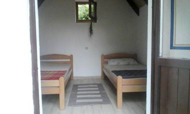 One bedroom bungalow with enclosed garden and wifi at Kutina 1 km away from the beach