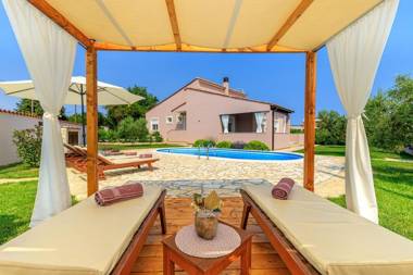 Villa Agri with large Garden and Pool near Pula