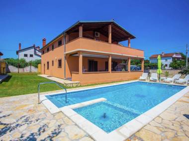 Two bedrooms ground floor apartment with private pool and garden near Pula