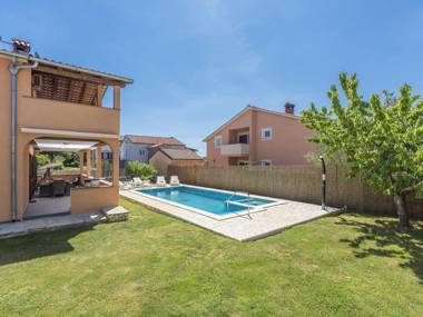 Two bedrooms ground floor apartment with private pool and garden near Pula