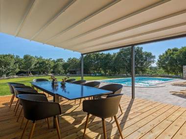 Lush Villa in Belavici with Pool High-End Kitchen