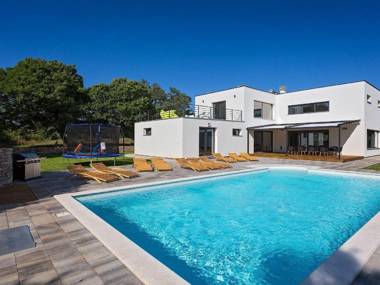 Lush Villa in Belavici with Pool High-End Kitchen