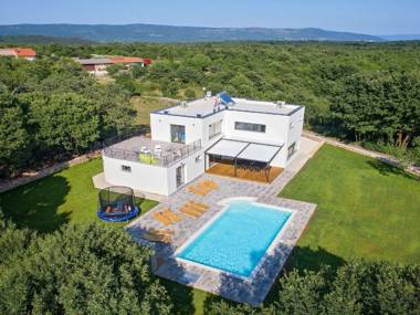 Lush Villa in Belavici with Pool  High-End Kitchen
