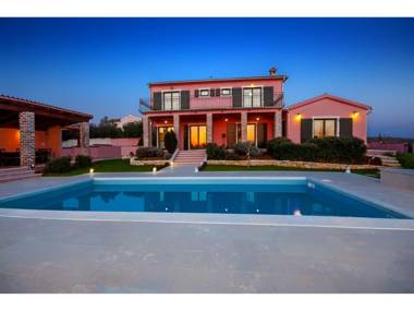 Gorgeous villa in Pinezici with private pool